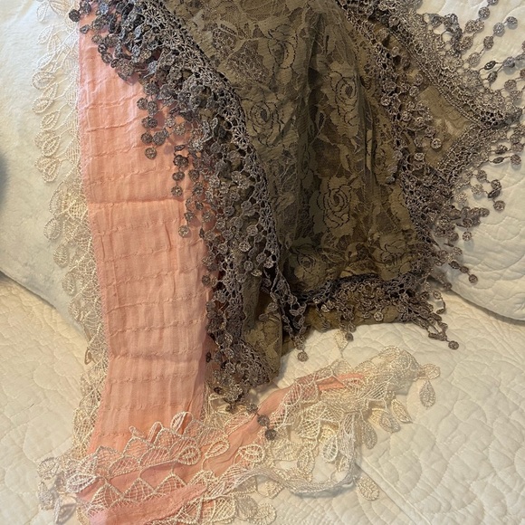 Bundle of two lace trimmed scarves - Picture 5 of 5